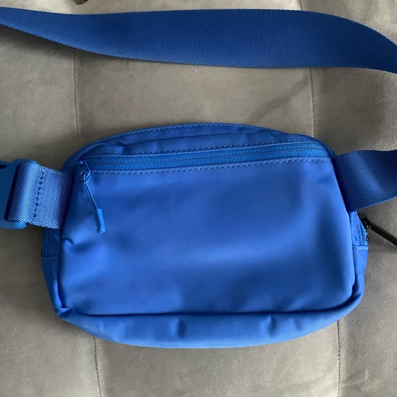 Lululemon Everywhere Belt Bag Wild Blue Bell Royal OG - Picture 3 of 12